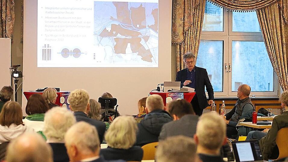 Auch im Kolpinghaus kamen viele bereits bekannte Fragen und Kritikpunkte zur Stadtbahn auf. Referent Romain Molitor hat hierzu eine klare Haltung. Auch im Kolpinghaus kamen viele bereits bekannte Fragen und Kritikpunkte zur Stadtbahn auf. Referent Romain Molitor hat hierzu eine klare Haltung.