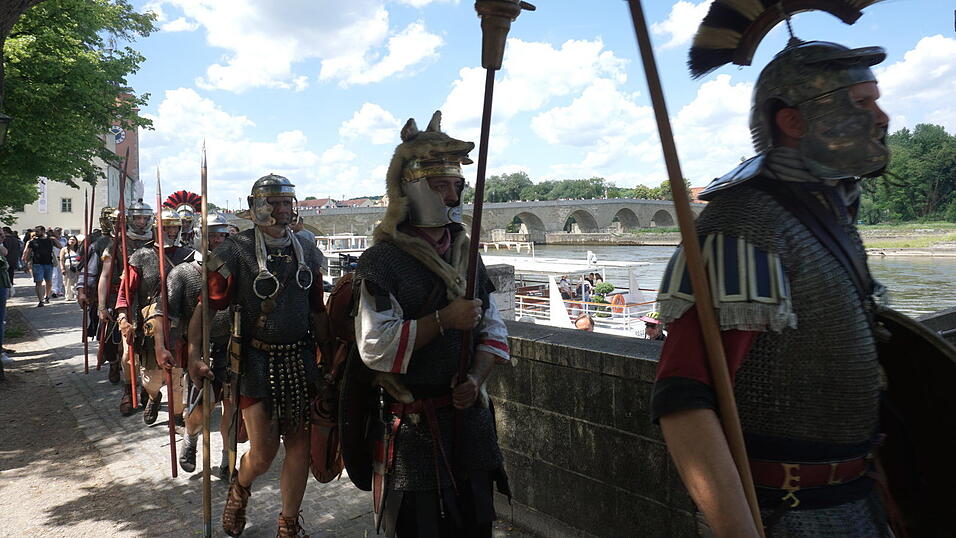 Die R&ouml;mer der Re-Enactmentgruppe Legio III Pia Fidelis marschierten am Donauufer entlang.