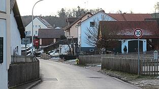 Allein diese Stelle ist nicht ganz ungef&auml;hrlich, wenn Fu&szlig;g&auml;nger und Fahrzeuge sich hier begegnen. Der seitens der B&uuml;rger erw&uuml;nschte Fu&szlig;weg durch die Ortschaft liegt derzeit allerdings auf Eis.