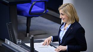 Gesundheitsministerin Nina Warken brachte &Auml;nderungen an der Krankenhausreform durch den Bundestag.