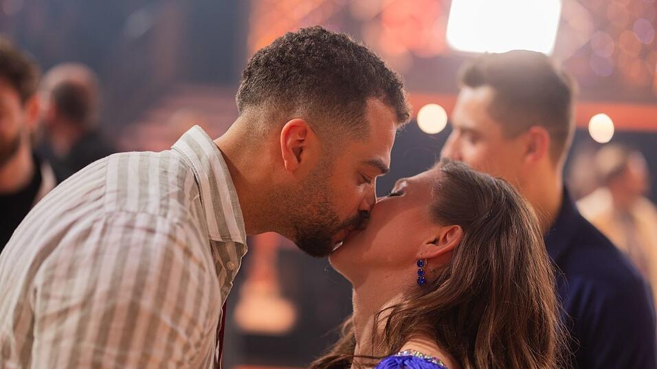 Trost nach dem Aus: Bianca Heinicke wurde von Freund Timothy Hill unterst&uuml;tzt.