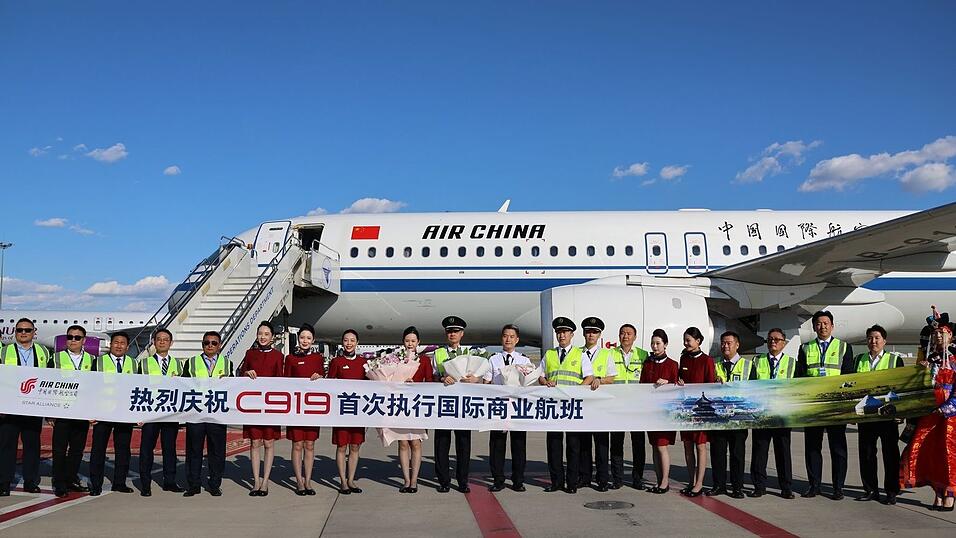 Das Passagierflugzeug vom Typ C919 nach dem ersten internationalen Flug von Peking nach Ulan Bator. Der Hersteller Comac will Airbus und Boeing Konkurrenz machen.