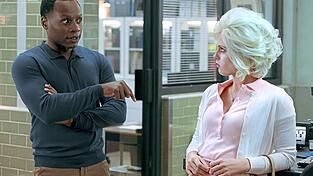 Liv unterstützt Detective Clive Babineaux bei seinen Ermittlungen. Liv unterstützt Detective Clive Babineaux bei seinen Ermittlungen.