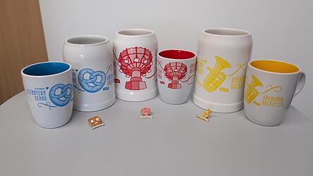 Seit drei Jahren bietet die Ausstellungs- und Veranstaltungs GmbH passend zum Jahrespin Halbe-Krüge und Kaffeetassen an. Vorallem die Krüge erfreuen sich wachsender Beliebtheit. Seit drei Jahren bietet die Ausstellungs- und Veranstaltungs GmbH passend zum Jahrespin Halbe-Krüge und Kaffeetassen an. Vorallem die Krüge erfreuen sich wachsender Beliebtheit.