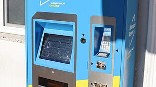 Bahntickets gibt es nur noch am Automaten, denn im Waggon fahren keine Zugbegleiter mehr mit. Bahntickets gibt es nur noch am Automaten, denn im Waggon fahren keine Zugbegleiter mehr mit.