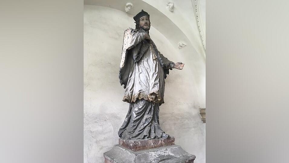 Auch die Statue des Heiligen Nepomuk vor der Kirchentür St. Vitus wurde beschädigt; ihr rechter Arm wurde abgerissen. Auch die Statue des Heiligen Nepomuk vor der Kirchentür St. Vitus wurde beschädigt; ihr rechter Arm wurde abgerissen.