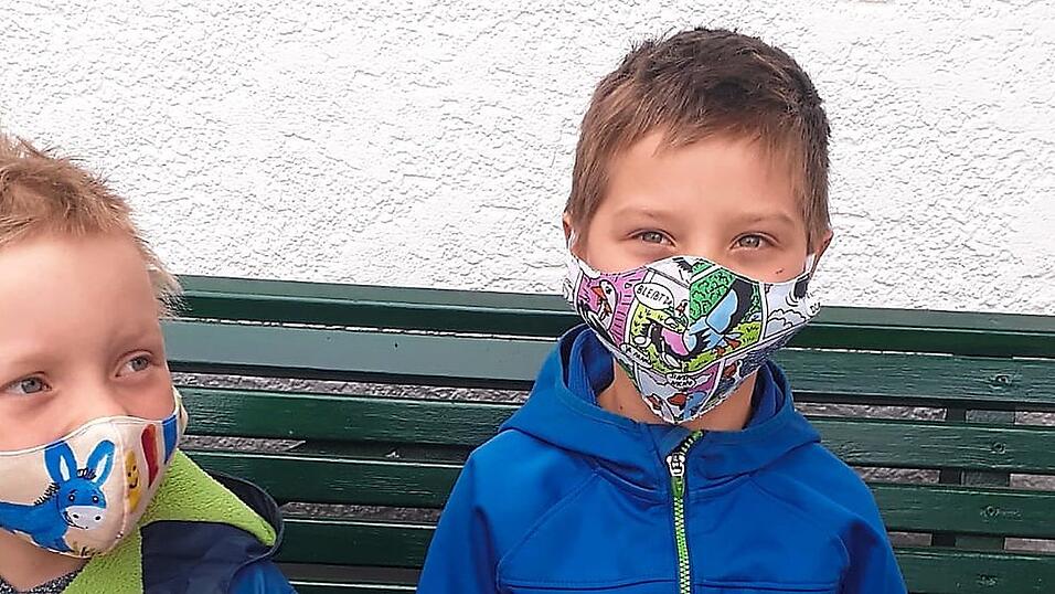 Michael (sechs Jahre) und Tobias (vier Jahre) freuen sich &uuml;ber das Geschenk ihrer Oma: lustige Stoffmasken.