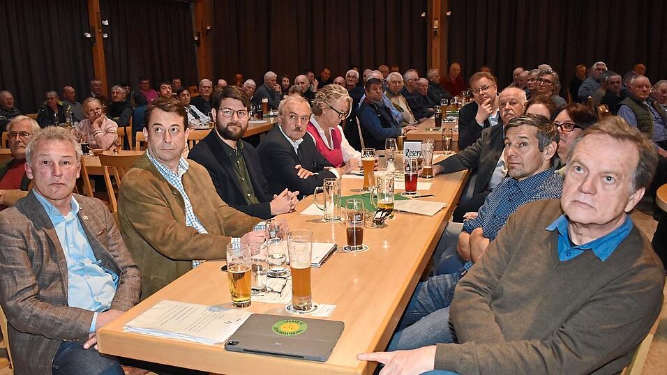 Gemeinsam Klimaprobleme bewältigen (v. l.): Vorsitzender Josef Denk und Verbandspräsident Josef Ziegler sowie (v. r.) stellvertretender Landrat Robert Wäger und zweiter WBV-Vorsitzender Lorenz Heckerl. Gemeinsam Klimaprobleme bewältigen (v. l.): Vorsitzender Josef Denk und Verbandspräsident Josef Ziegler sowie (v. r.) stellvertretender Landrat Robert Wäger und zweiter WBV-Vorsitzender Lorenz Heckerl.
