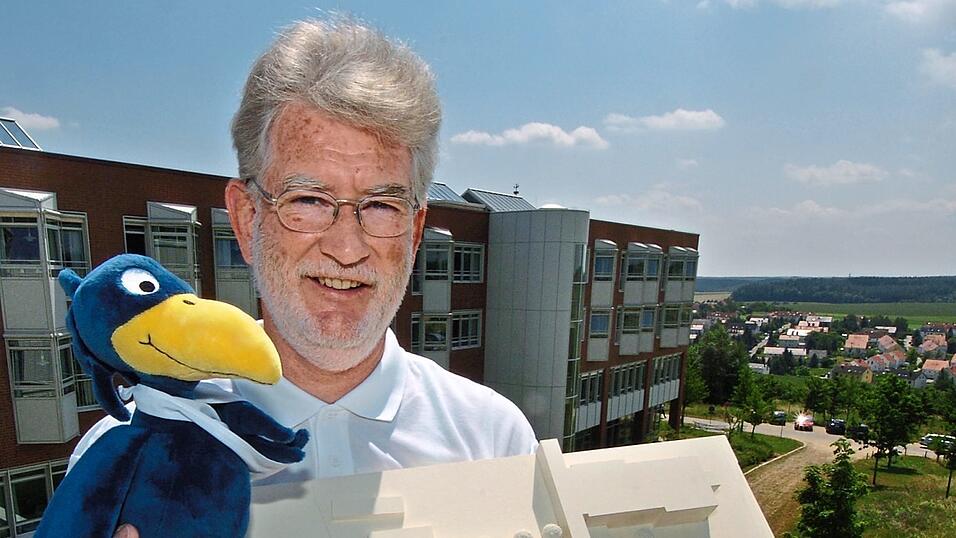 2005 präsentierte Hans Brockard die Pläne für die Kuno-Klinik. Immer dabei: der blaue Kuno-Rabe als Maskottchen.