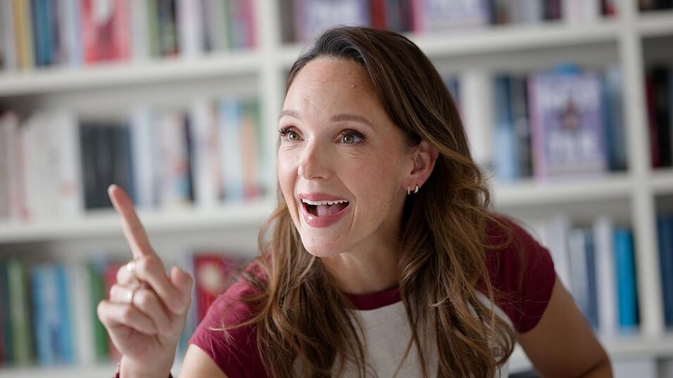 Das Kind von Carolin Kebekus hat an seinem ersten Geburtstag auf eine Kerze gehauen.