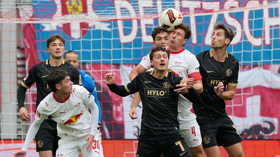 Maurice Krattenmacher (SV 07 Elversberg, vorne M) und Willi Orbán (RB Leipzig, 2.v.r) kämpfen um den Ball. Maurice Krattenmacher (SV 07 Elversberg, vorne M) und Willi Orbán (RB Leipzig, 2.v.r) kämpfen um den Ball.