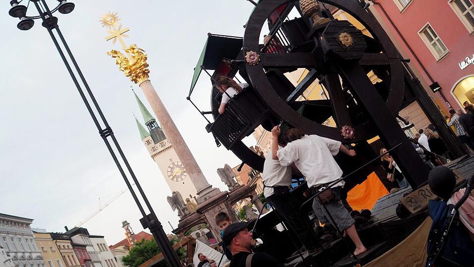 Mittelalter-Flair und super Stimmung: Die lange Einkaufsnacht 'Schlaflos' war gleichzeitig der Auftakt zum Mittelalter-Fest in Straubing. Mittelalter-Flair und super Stimmung: Die lange Einkaufsnacht 'Schlaflos' war gleichzeitig der Auftakt zum Mittelalter-Fest in Straubing.