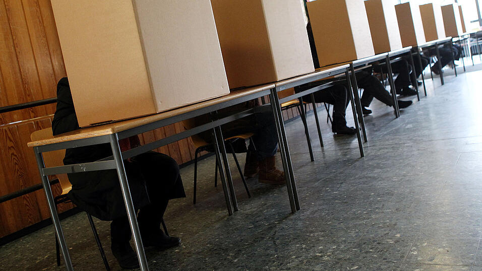 Bisher muss man volljährig sein, um bei der Landtagswahl mitmachen zu können. Doch ein Wahlrecht ab 16 wird bereits stark diskutiert. Bisher muss man volljährig sein, um bei der Landtagswahl mitmachen zu können. Doch ein Wahlrecht ab 16 wird bereits stark diskutiert.