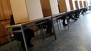 Bisher muss man volljährig sein, um bei der Landtagswahl mitmachen zu können. Doch ein Wahlrecht ab 16 wird bereits stark diskutiert. Bisher muss man volljährig sein, um bei der Landtagswahl mitmachen zu können. Doch ein Wahlrecht ab 16 wird bereits stark diskutiert.