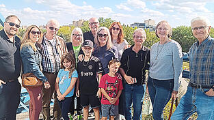Sepp Rösch (Dritter von links) und Tochter Karin (Vierte von rechts) wurden von ihrer neuen kanadischen Familie herzlich aufgenommen. Plötzlich gibt es 49 Verwandte mehr.