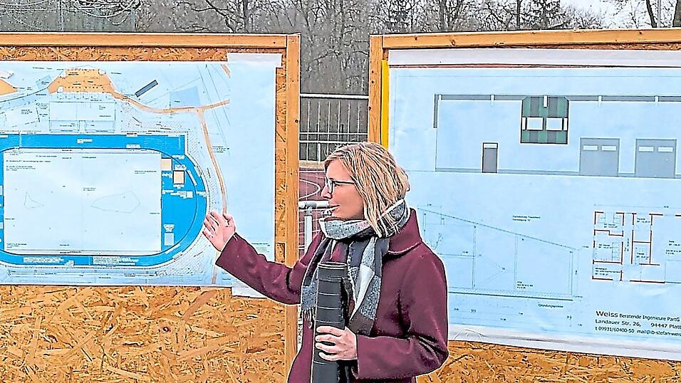 Auf dem Papier steht alles bereits: Architektin Lisa Fuchs erkl&auml;rte die anstehenden Bauma&szlig;nahmen, die im Herbst abgeschlossen sein sollen.