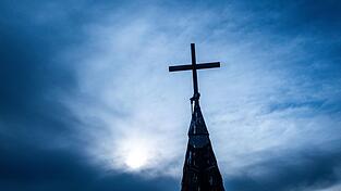 Menschen, die etwa von katholischen Priestern sexuell missbraucht wurden, k&ouml;nnen bei der Kirche Zahlungen beantragen. (Symbolbild)
