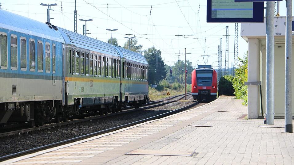 Vom Neufahrner Bahnhof aus kommt man bis 15. August nur mit dem Bus Richtung Landshut und Eggmühl weiter. Vom Neufahrner Bahnhof aus kommt man bis 15. August nur mit dem Bus Richtung Landshut und Eggmühl weiter.