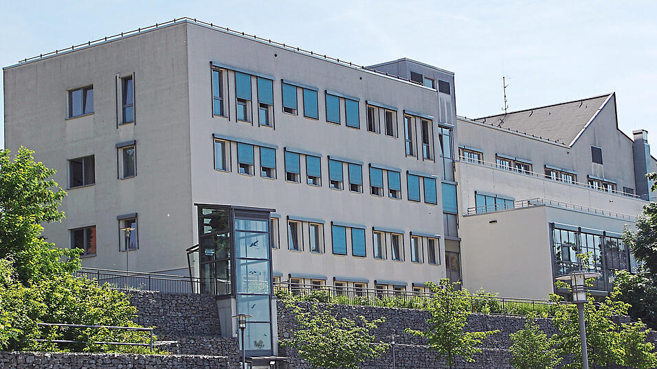 Die Mitarbeiter der Dienstleistungsgesellschaft der Kreisklinik Wörth des Landkreises Regensburg mbH (DKLR) hätten in Corona-Zeiten außer dem 'Klatschen der Landrätin' keinen Dank erhalten, behaupten die Jusos. Tatsächlich gab es 'eine ganze Reihe von Zulagen'. Die Mitarbeiter der Dienstleistungsgesellschaft der Kreisklinik Wörth des Landkreises Regensburg mbH (DKLR) hätten in Corona-Zeiten außer dem 'Klatschen der Landrätin' keinen Dank erhalten, behaupten die Jusos. Tatsächlich gab es 'eine ganze Reihe von Zulagen'.