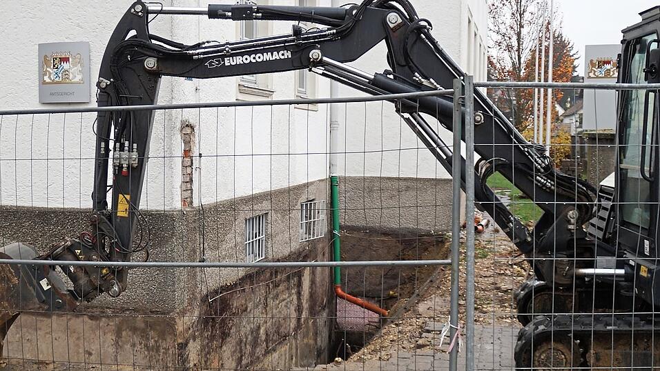 Die Arbeiten finden unmittelbar neben dem Eingangsbereich zum Amtsgericht statt.