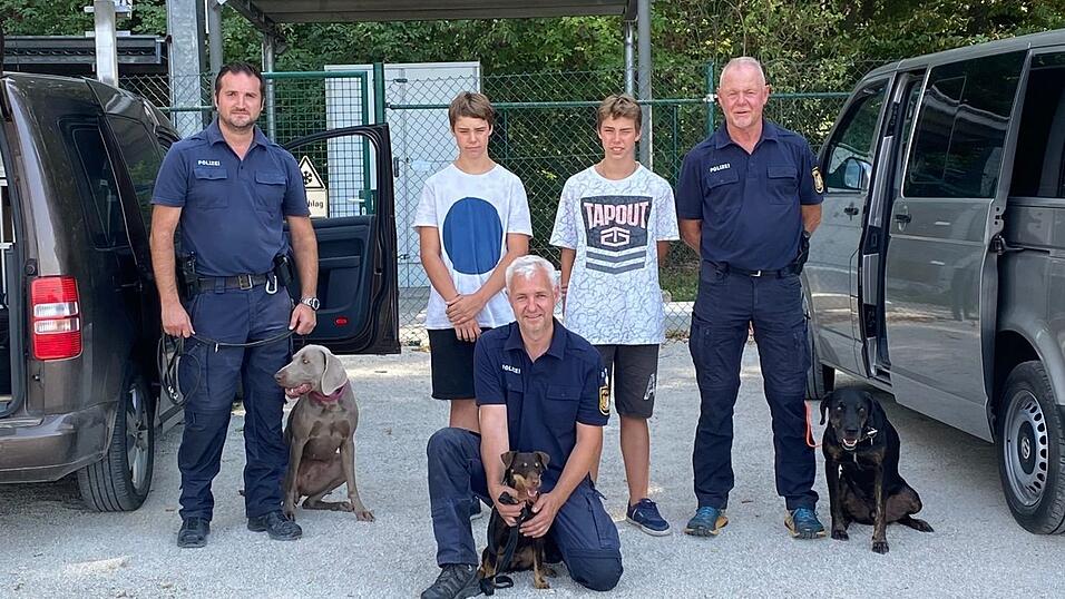 Von links nach rechts: PHM Michael Dirscherl (ZED Regensburg) mit Diensth&uuml;ndin Lilli (1,5), Simon, Lukas, PHK Bernhard Meyerhofer (ZED Regensburg) mit Diensthund Sesto (6); vorne knieend: POK Markus Stopfer (ZED Weiden i.d.OPf.) mit Diensth&uuml;ndin Abby (5)