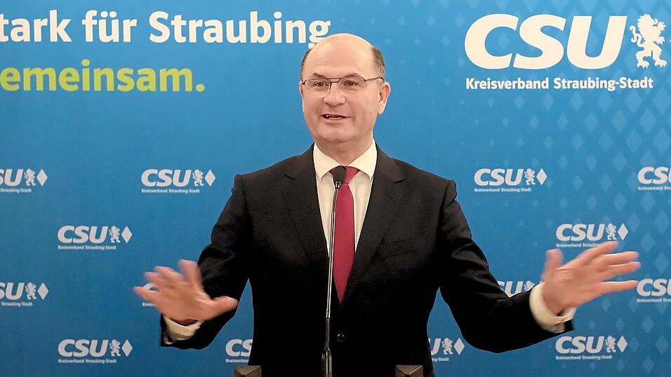 Albert F&uuml;racker &uuml;berzeugte mit einer strukturierten Rede, die viel Witz enthielt und nat&uuml;rlich Wahlkampfunterst&uuml;tzung f&uuml;r die Straubinger CSU.