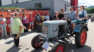 Pfarrer Albert Hölzl segnet alle Fahrzeuge und Teilnehmer. Mit auf dem Eicher sitzt Anna Roßmann vom Tourismusbüro. Pfarrer Albert Hölzl segnet alle Fahrzeuge und Teilnehmer. Mit auf dem Eicher sitzt Anna Roßmann vom Tourismusbüro.