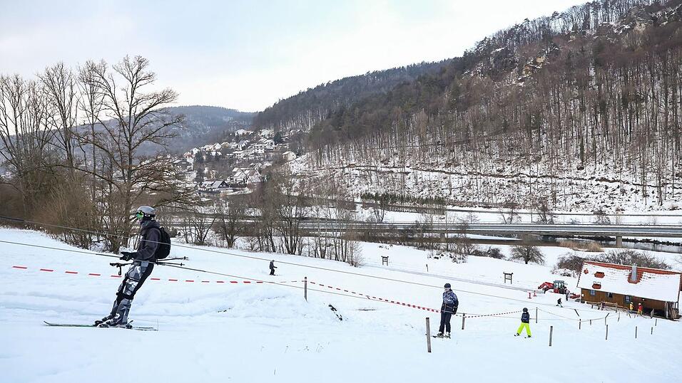 Der Lift in Wiesenttal im Landkreis Forchheim kann nun in diesem Jahr wieder laufen. Der Lift in Wiesenttal im Landkreis Forchheim kann nun in diesem Jahr wieder laufen.