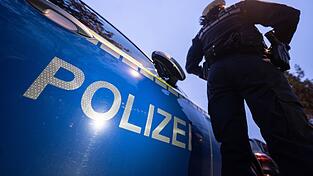 Bei einem Polizeieinsatz nach einem Streit in Wertheim sind drei Beamte verletzt worden. (Symbolbild) Bei einem Polizeieinsatz nach einem Streit in Wertheim sind drei Beamte verletzt worden. (Symbolbild)