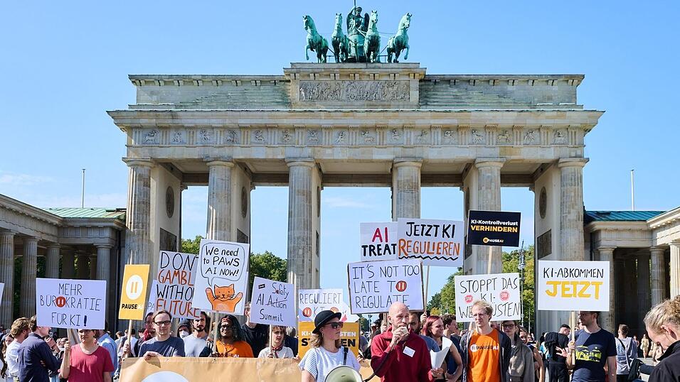 Geld vom Bund gibt es unter anderem für die Absicherung von Demonstrationen. Geld vom Bund gibt es unter anderem für die Absicherung von Demonstrationen.