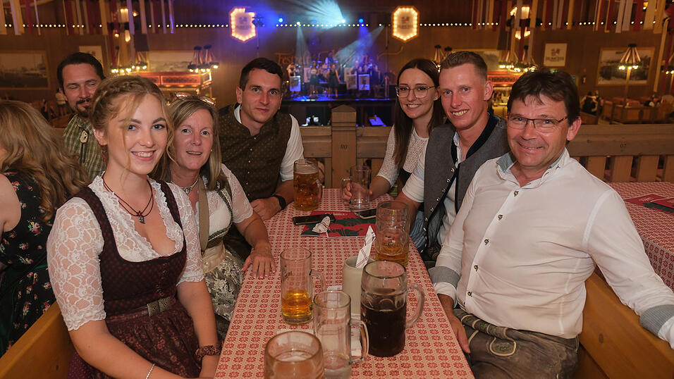 Die Partybilder vom Dienstag, 15. August 2023, aus dem Festzelt Krönner. Die Partybilder vom Dienstag, 15. August 2023, aus dem Festzelt Krönner.