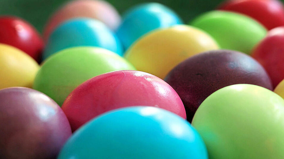 Bunt gef&auml;rbte Eier suchen am Samstag Abnehmer f&uuml;r den guten Zweck.