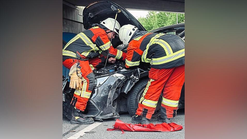 Einsatzkr&auml;fte am Unfallwagen.