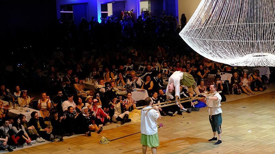 Der Künstlerball bot ein großes Showprogramm. Der Künstlerball bot ein großes Showprogramm.
