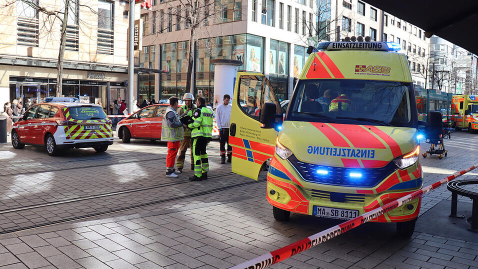 Rettungskräfte stehen bei einem Großeinsatz der Polizei in der Innenstadt. Einem dpa-Reporter zufolge waren am Ort des Geschehens Trümmer zu sehen, mindestens eine Person lag demnach abgedeckt unter einer Plane. Augenzeugen zufolge war ein Fahrzeug in eine Menschenmenge gefahren.
