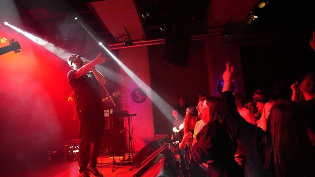 Dicht gedr&auml;ngt und nah an der B&uuml;hne stand das Publikum im Rocketclub in Landshut.