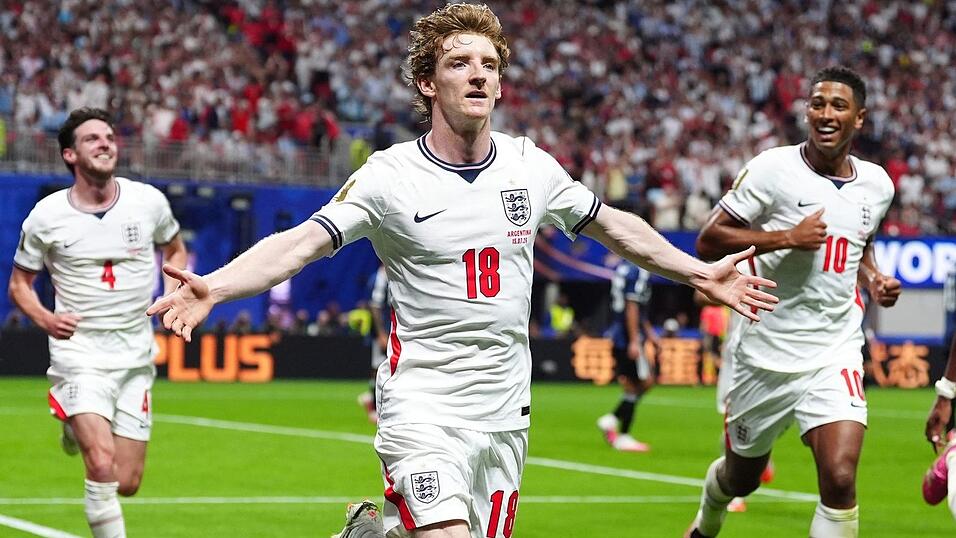 Anthony Gordon schoss England in F&uuml;hrung.