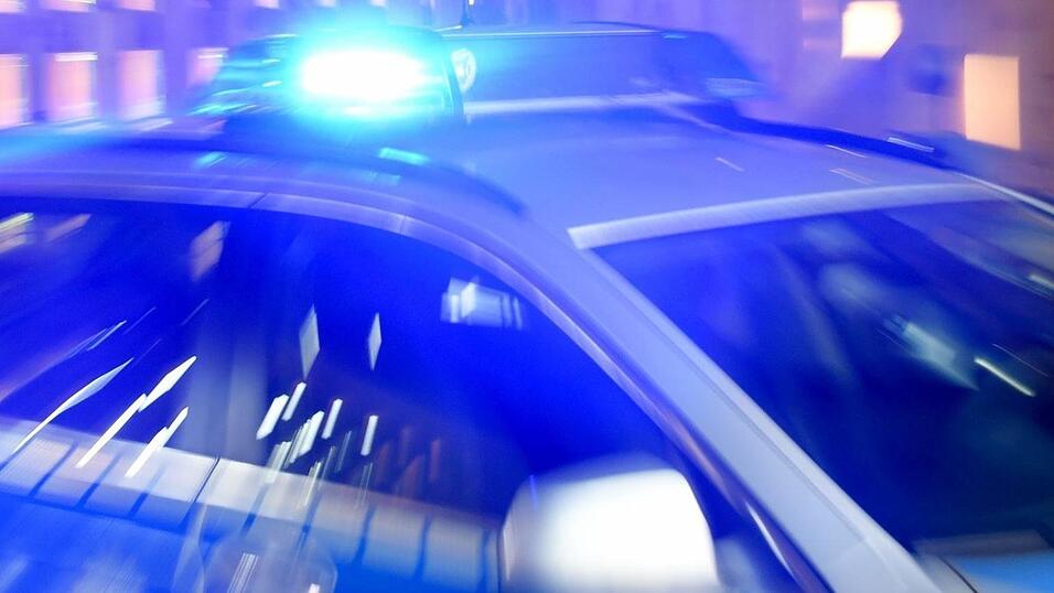 Die Polizei ermittelt, nachdem ein Rucksack mit teurem Inhalt aus einem Schnellrestaurant den der Ittlinger Straße gestohlen wurde. Die Polizei ermittelt, nachdem ein Rucksack mit teurem Inhalt aus einem Schnellrestaurant den der Ittlinger Straße gestohlen wurde.