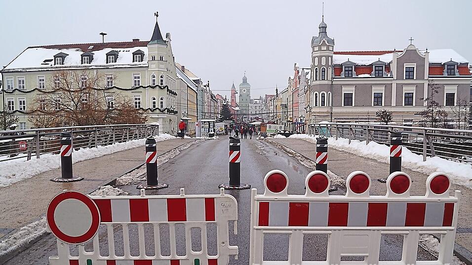 Zu den Aufgaben der Bauhofmitarbeiter in Vilsbiburg gehört es inzwischen, den Nikolausmarkt mit Pollern zu sichern. Zu den Aufgaben der Bauhofmitarbeiter in Vilsbiburg gehört es inzwischen, den Nikolausmarkt mit Pollern zu sichern.
