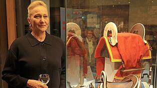 Die Historikerin und Reitsportlerin Bettina Keil-Steentjes mit zwei unter ihrer Regie rekonstruierten Sätteln aus einem 1300 Jahre alten Erdinger Frauengrab.