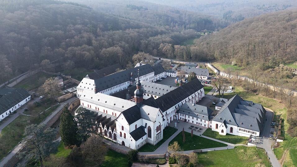 Im fast 900-jährigen Kloster Eberbach im Rheingau sind Vertreter aller Bundesländer mit Weinbau zusammengekommen. (Archivbild)
