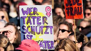 Nachdem die Moderatorin und Schauspielerin Collien Fernandes in der vergangenen Woche &ouml;ffentlich machte, Opfer digitaler Gewalt geworden zu sein, finden derzeit bundesweit Demonstration gegen sexualisierte Gewalt statt. (Symbolbild)