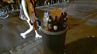 Die Richter befassen sich mit einem Verbot der Stadt München. Demnach darf ein Gastronom nach 22 Uhr kein Flaschenbier zum Mitnehmen mehr verkaufen. Die Richter befassen sich mit einem Verbot der Stadt München. Demnach darf ein Gastronom nach 22 Uhr kein Flaschenbier zum Mitnehmen mehr verkaufen.