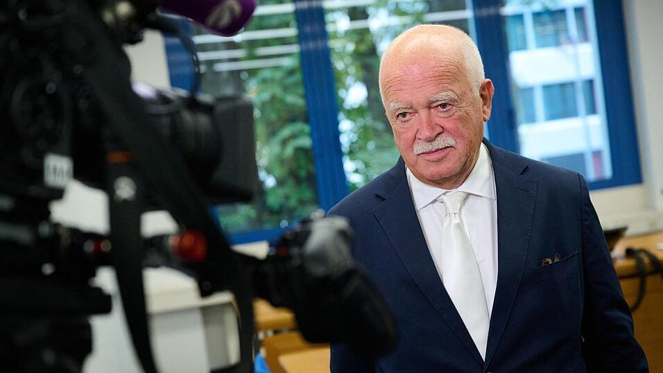 Hoeneß wurde vom bekannten Rechtsanwalt Peter Gauweiler vertreten. Hoeneß wurde vom bekannten Rechtsanwalt Peter Gauweiler vertreten.