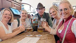 Statt ins Löwenbräu-Zelt ins Hofbräuhaus. Die 28 Ausflügler, die mit dem Busunternehmen Kellermeier am Mittwoch nach München gestartet waren, mussten sich aufgrund des Ausnahmezustands in der Stadt mit einem Alternativprogramm behelfen.
