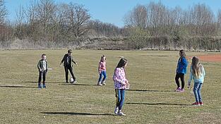 Unbeschwerte Momente beim Spielen am Sportplatz neben der provisorischen Unterkunft erleben zumindest die ukrainischen Kinder. Unbeschwerte Momente beim Spielen am Sportplatz neben der provisorischen Unterkunft erleben zumindest die ukrainischen Kinder.