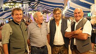 Laurentius Seidl (3.v.l.), hier mit (v.l.) CSU-Ortsvositzendem Martin Giftthaler, Stadtrat Michael Haindl und dem ehemaligen Stadtrat Siegfried Ziegler, will diesmal den Rathaus-Chefsessel erobern.