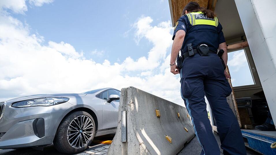 Seit dem 8. Mai weist die Bundespolizei an Bayerns Grenzen Asylsuchende in Einzelfällen zurück. (Archivbild) Seit dem 8. Mai weist die Bundespolizei an Bayerns Grenzen Asylsuchende in Einzelfällen zurück. (Archivbild)