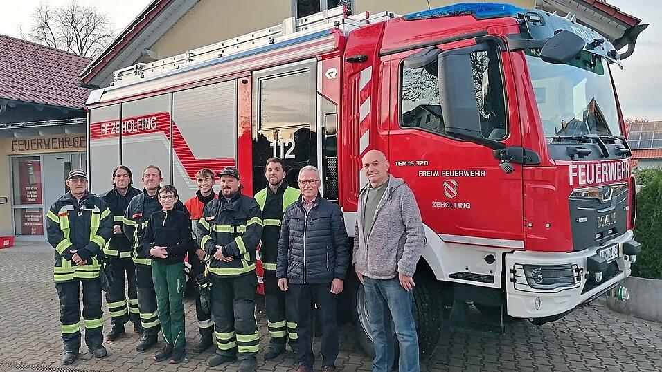 Kreisbrandmeister Alois Gamsreiter (2. v. r.), Kommandant Tobias Kirschner (3. v. r.) und Ehrenkommandant Josef Würzinger (r.) zusammen mit weiteren Aktiven vor dem neuen LF 10, das nun angekommen ist. Kreisbrandmeister Alois Gamsreiter (2. v. r.), Kommandant Tobias Kirschner (3. v. r.) und Ehrenkommandant Josef Würzinger (r.) zusammen mit weiteren Aktiven vor dem neuen LF 10, das nun angekommen ist.