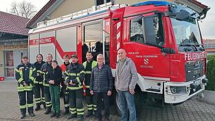 Kreisbrandmeister Alois Gamsreiter (2. v. r.), Kommandant Tobias Kirschner (3. v. r.) und Ehrenkommandant Josef Würzinger (r.) zusammen mit weiteren Aktiven vor dem neuen LF 10, das nun angekommen ist. Kreisbrandmeister Alois Gamsreiter (2. v. r.), Kommandant Tobias Kirschner (3. v. r.) und Ehrenkommandant Josef Würzinger (r.) zusammen mit weiteren Aktiven vor dem neuen LF 10, das nun angekommen ist.